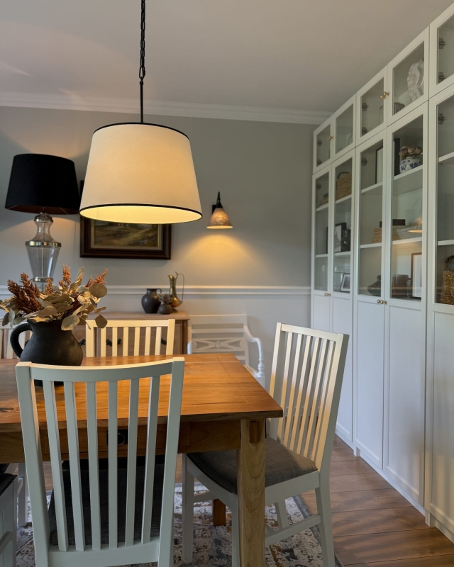 Biało-czarna lampa wisząca na łańcuchu ze stożkowym abażurem SILIA BLACK I w aranżacji w salonie.