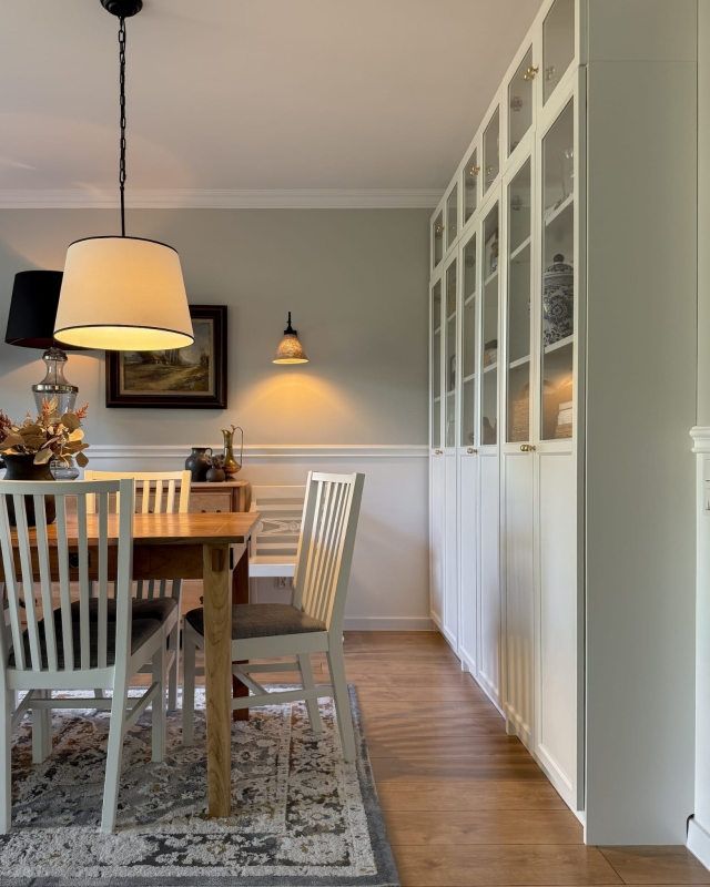 Biało-czarna lampa wisząca na łańcuchu ze stożkowym abażurem SILIA BLACK I w aranżacji w salonie.