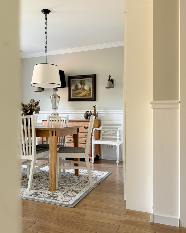 Biało-czarna lampa wisząca na łańcuchu ze stożkowym abażurem SILIA BLACK I w aranżacji w salonie.