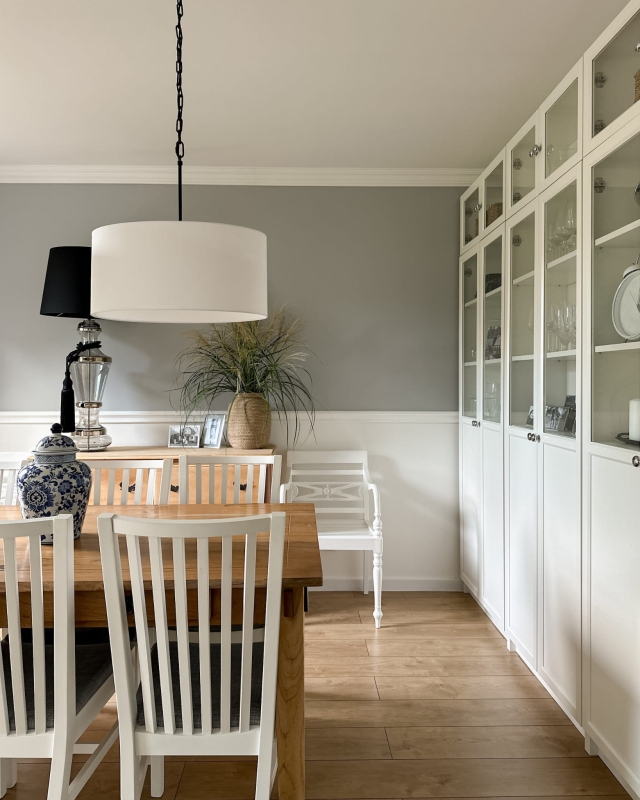 Czarna owalna lampa wisząca na łańcuchu z białym abażurem SILIA BLACK III biały w aranżacji jako owalna lampa nad stół.