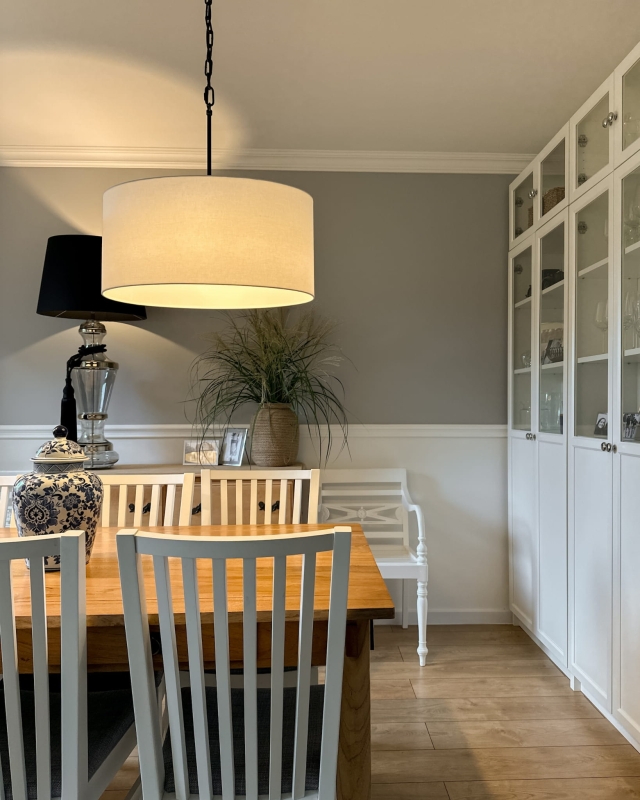 Czarna owalna lampa wisząca na łańcuchu z białym abażurem SILIA BLACK III biały w aranżacji jako owalna lampa nad stół.