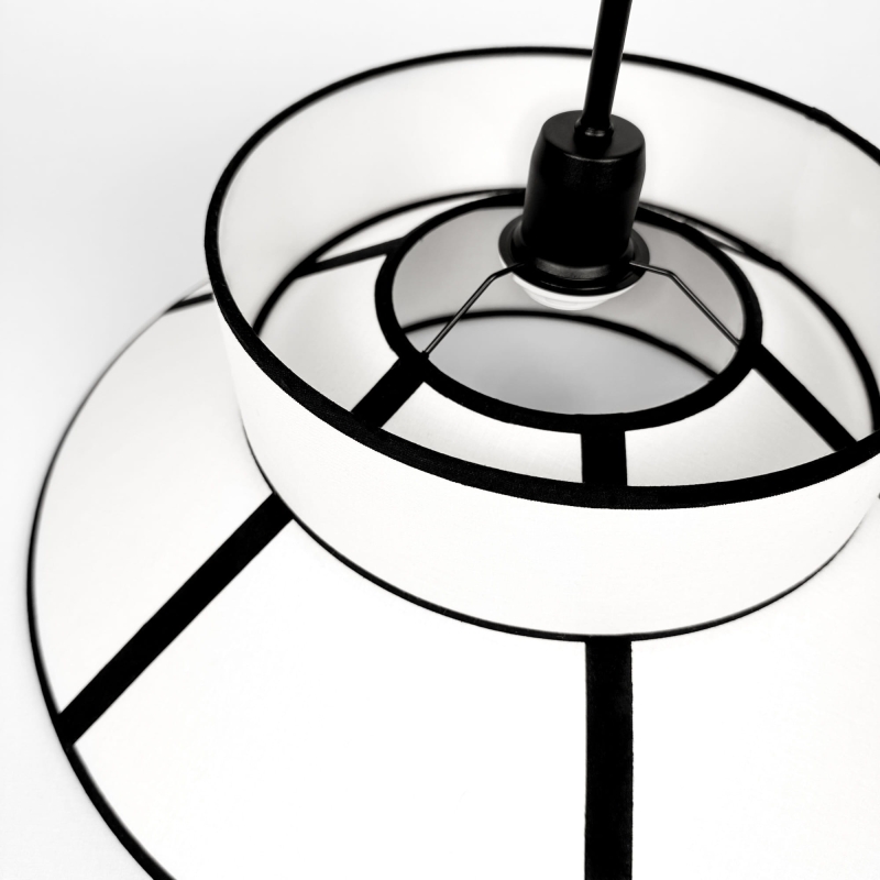 Biało-czarna lampa wisząca na łańcuchu ONVI I