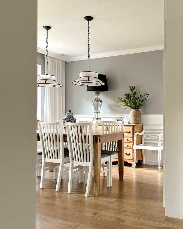 Biało-czarne lampy wiszące na łańcuchu jako lampy nad prostokątny stół ONVI I.