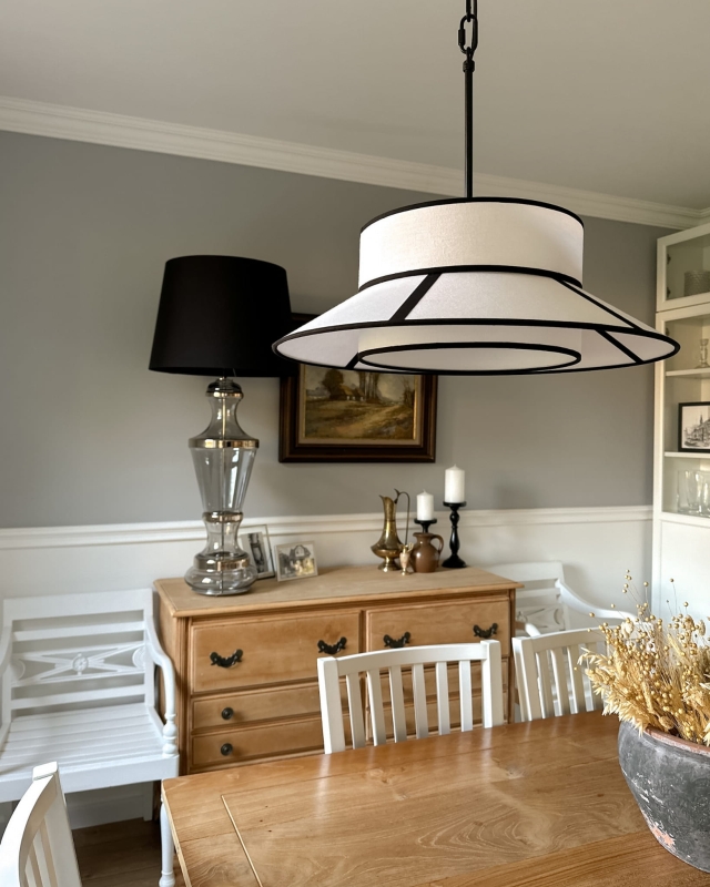 Biało-czarne lampa wiszące na łańcuchu jako lampa nad prostokątny stół ONVI I.