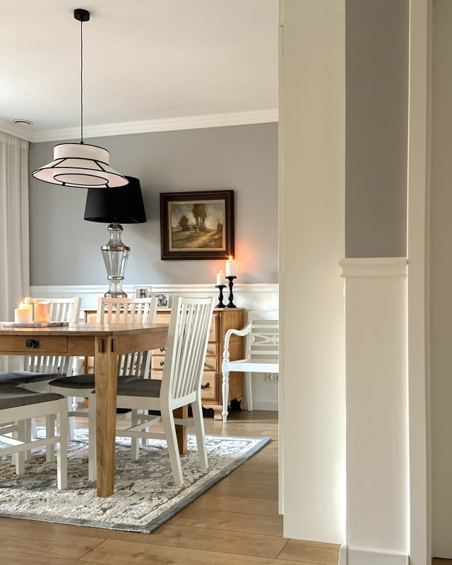 Biało-czarna lampa wisząca ONVI I w aranżacji jako lampa wisząca nad stołem prostokątnym w salonie.