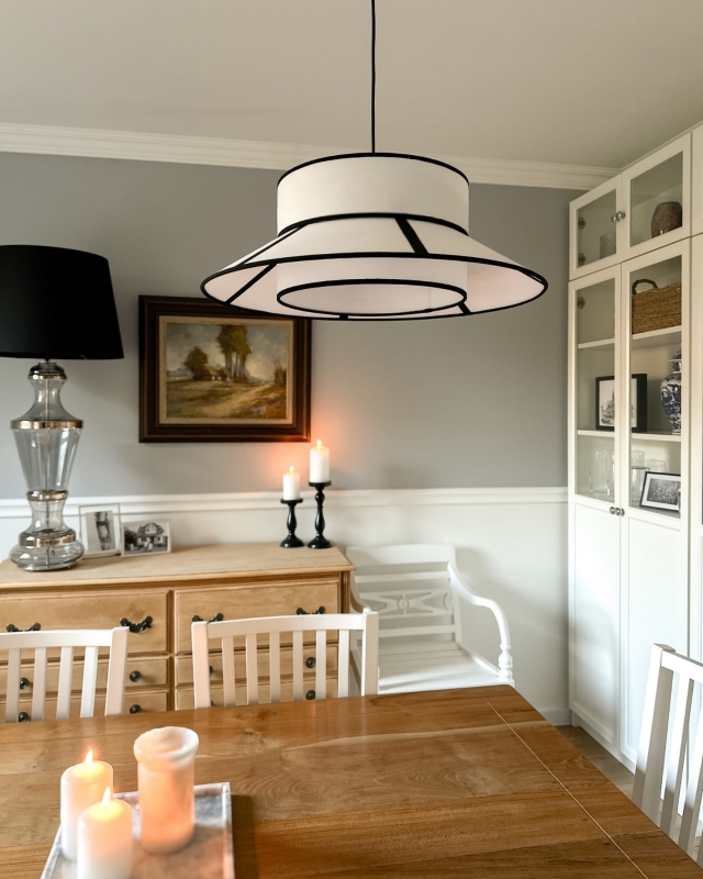 Biało-czarna lampa wisząca ONVI I w aranżacji jako lampa wisząca nad stołem prostokątnym w salonie.