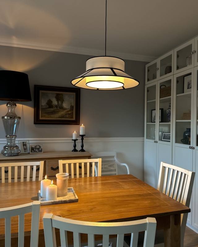 Biało-czarna lampa wisząca ONVI I w aranżacji jako lampa wisząca nad stołem prostokątnym w salonie.