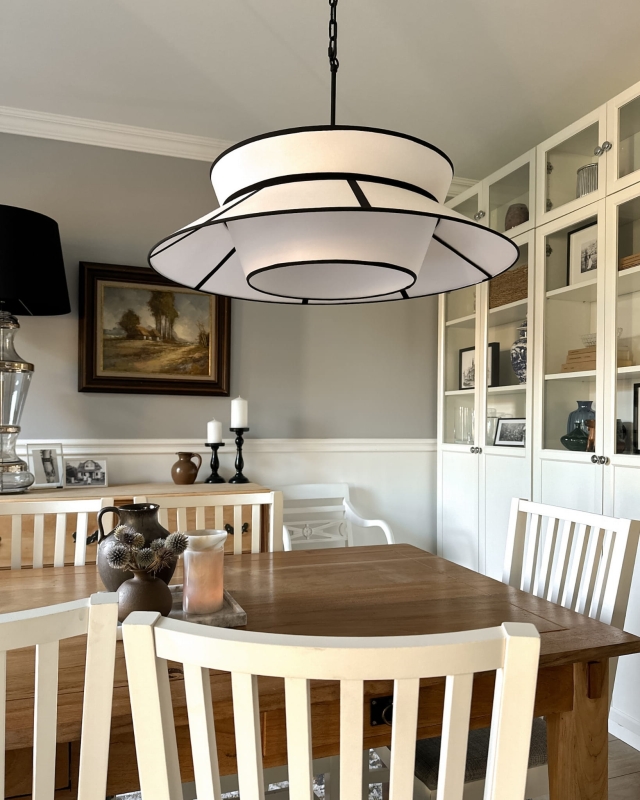 Duża biało-czarna lampa wisząca na łańcuchu w aranżacji jako lampa do salonu ONVI II.