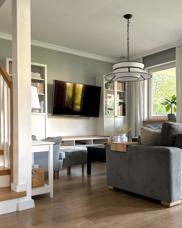 Duża biało-czarna lampa wisząca na łańcuchu w aranżacji jako lampa do salonu ONVI II.