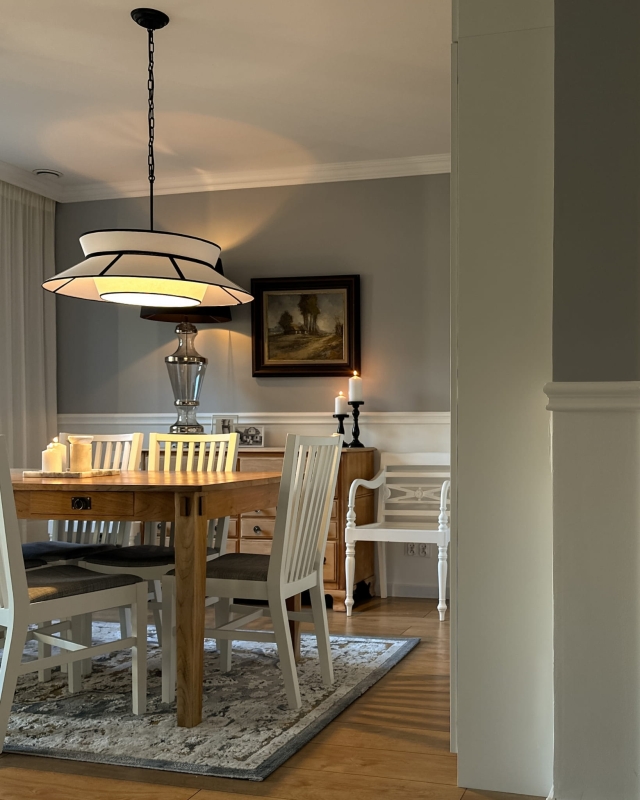 Duża biało-czarna lampa wisząca na łańcuchu w aranżacji jako lampa do salonu ONVI II.