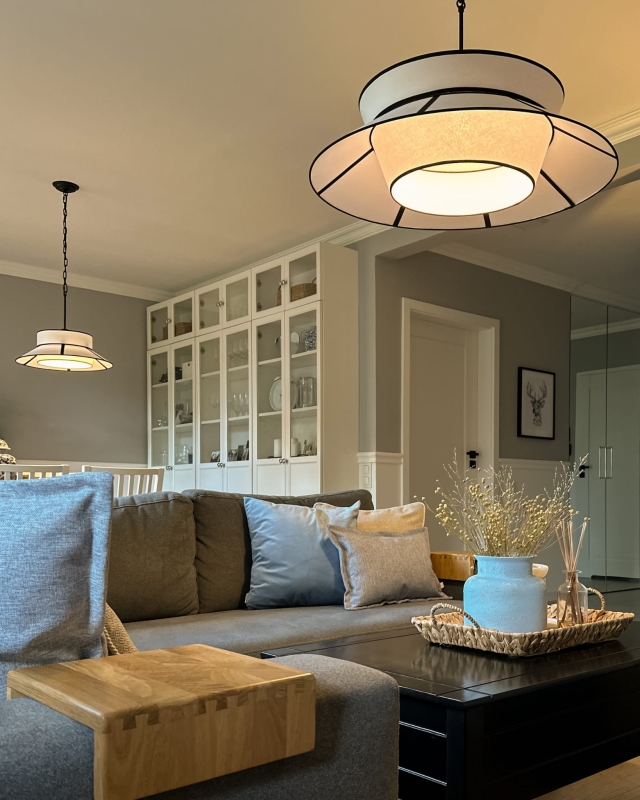 Duża biało-czarna lampa wisząca na łańcuchu w aranżacji jako lampa do salonu ONVI II.