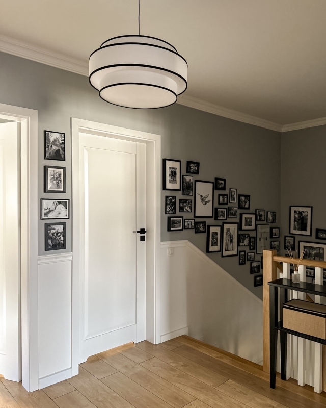 Biało-czarna warstwowa lampa wisząca ONVI III w aranżacji jako lampa na korytarz.