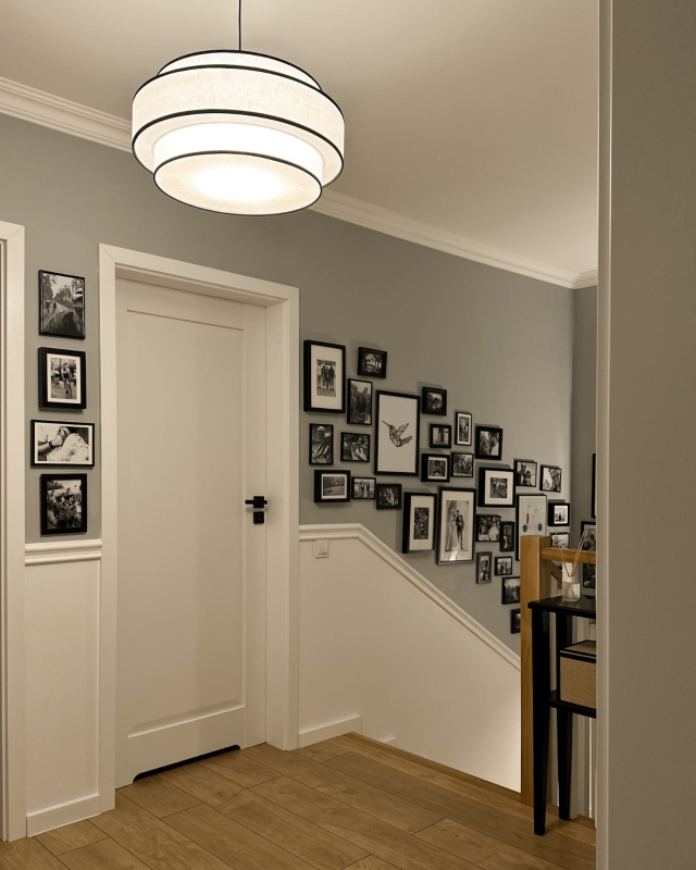 Biało-czarna warstwowa lampa wisząca ONVI III w aranżacji jako lampa na korytarz.