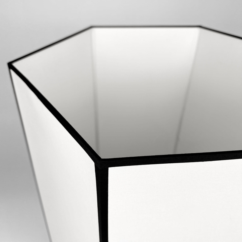 Duży biało-czarny abażur sześciokątny GABIA 52 cm - detal.