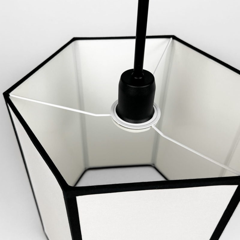 Długa biało-czarna sześciokątna lampa wisząca na łańcuchu GABIA I.