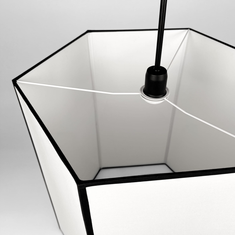 Długa biało-czarna sześciokątna lampa wisząca na łańcuchu GABIA III.