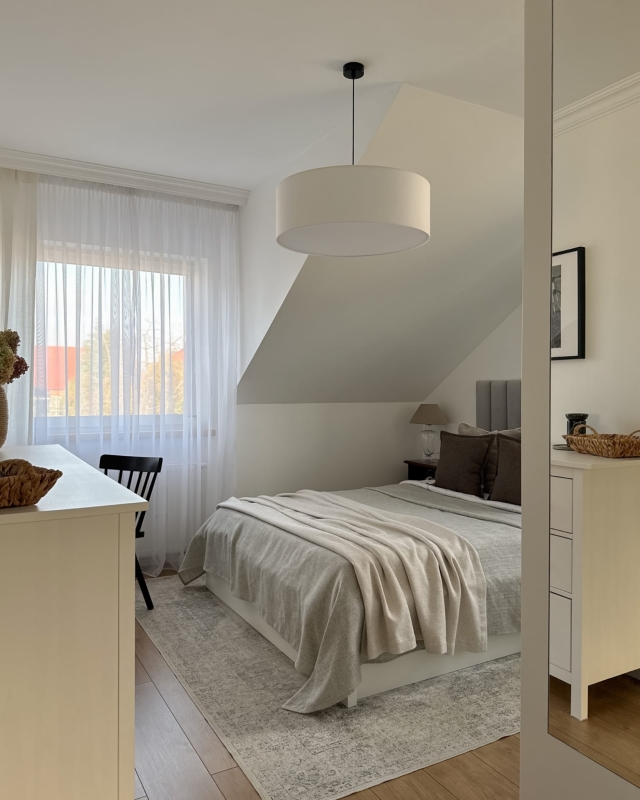 Duża biała lampa wisząca z białą blendą z pergaminu BASE III - aranżacja w formie lampy do sypialni