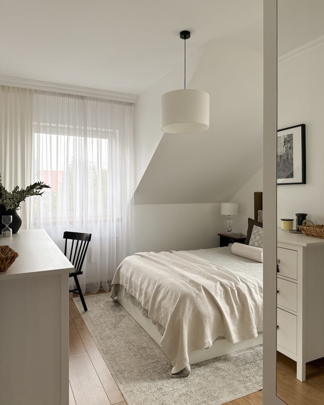 Biała lampa wisząca z czarnym zawieszeniem BASE I w aranżacji jako lampa wisząca do białej sypialni.