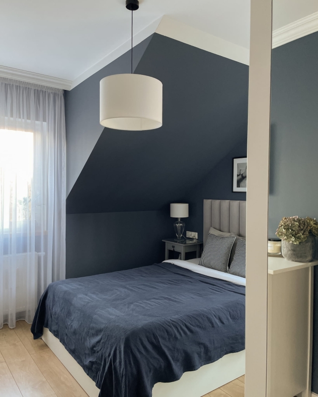 Biała lampa wisząca z czarnym zawieszeniem BASE I w aranżacji jako lampa wisząca do granatowej sypialni.