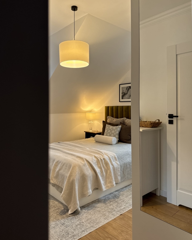 Biała lampa wisząca z czarnym zawieszeniem BASE I w aranżacji jako lampa wisząca do białej sypialni.