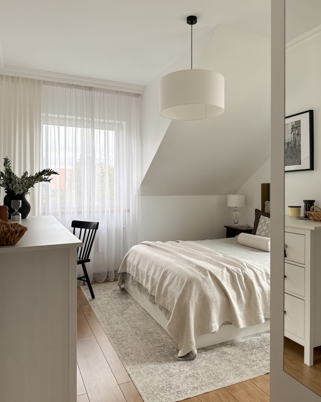 Biała lampa wisząca z czarnym zawieszeniem BASE II w aranżacji jako lampa wisząca do białej sypialni.