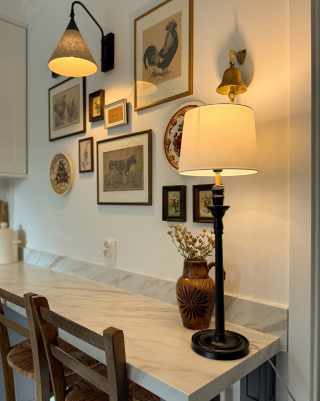 Mały stożkowy abażur off-white do lampki nocnej.