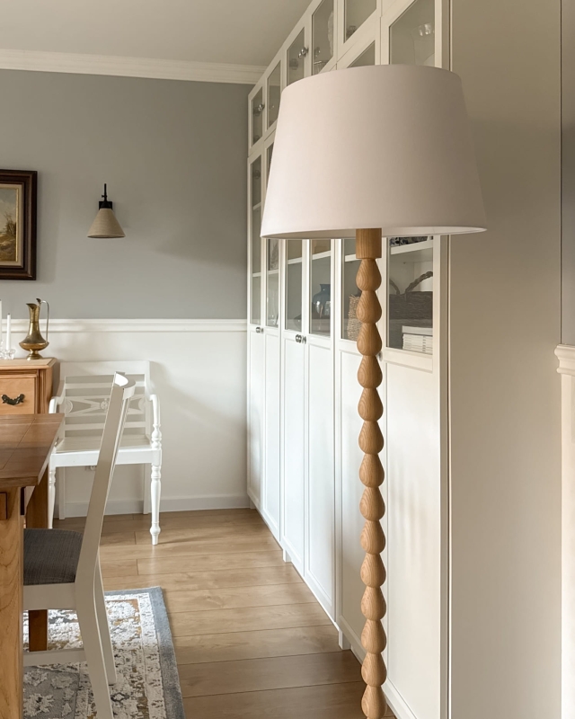 Stożkowy abażur w odcieniu złamanej bieli do lampy podłogowej BASE 45 cm