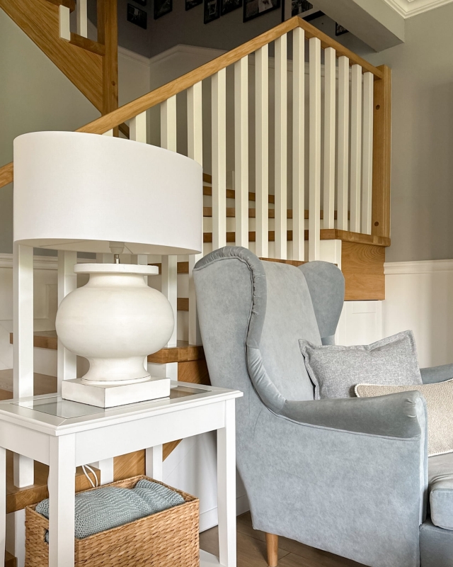 Duży owalny abażur w kolorze złamanej bieli do lampy stołowej BASE 52 cm - detal.