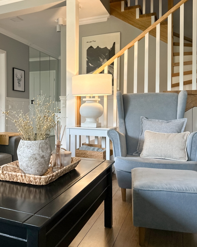 Duży owalny abażur w kolorze złamanej bieli do lampy stołowej BASE 52 cm - detal.