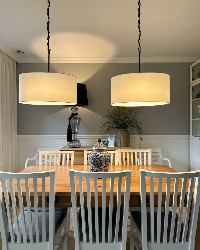 Duży owalny abażur w kolorze złamanej bieli do lampy wiszącej BASE 52 cm - detal.