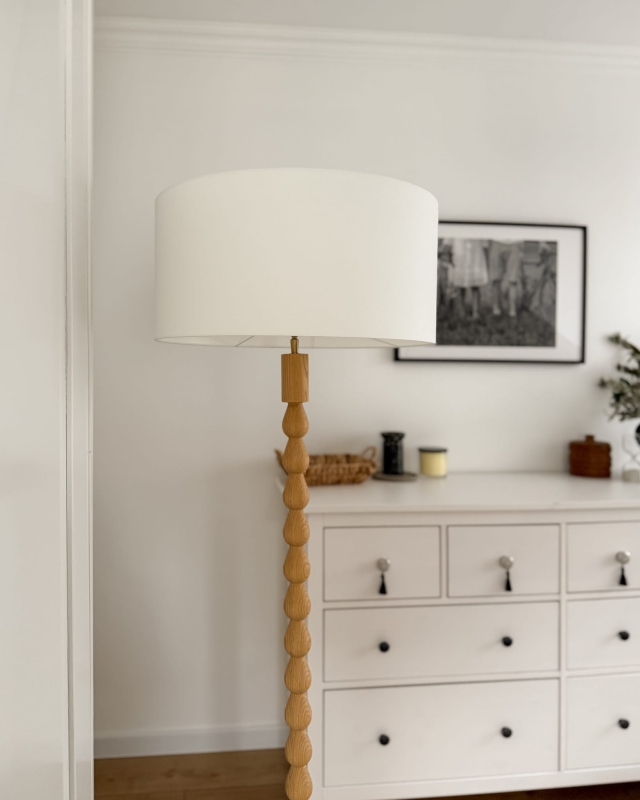 Mały okrągły abażur w kolorze złamanej bieli do lampy stołowej BASE 50 cm.