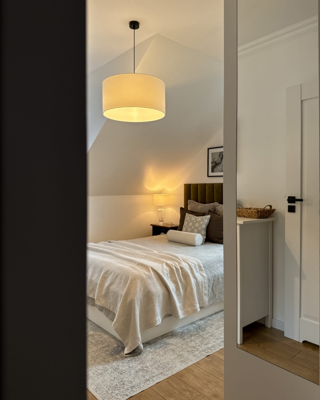 Mały okrągły abażur w kolorze złamanej bieli do lampy wiszącej BASE 50 cm.