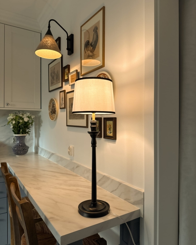 Mały stożkowy abażur biało-czarny w aranżacji jako abażur do lampki nocnej.