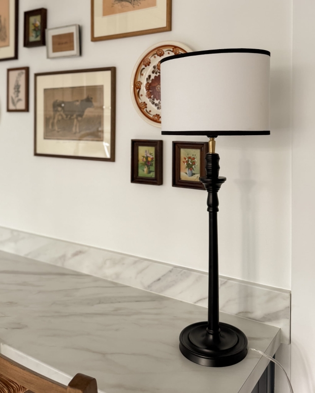 Biało-czarny owalny abażur do lampki nocnej owal 25 cm BASE - aranżacja