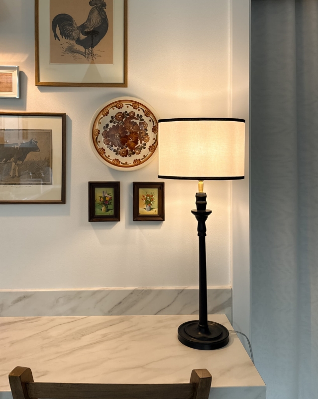 Biało-czarny owalny abażur do lampki nocnej owal 25 cm BASE - aranżacja