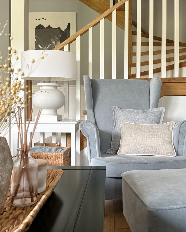 Duży owalny abażur w kolorze złamanej bieli do lampy stołowej BASE 52 cm - detal.