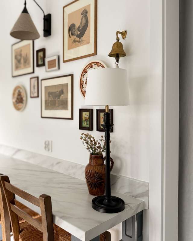 Mały stożkowy abażur off-white do lampki nocnej.