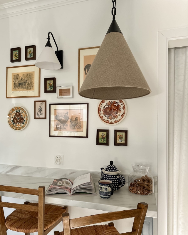 Regulowany czarny kinkiet z abażurem w odcieniu złamanej bieli TIARA BLACK biały w aranżacji w kuchni.