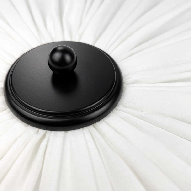 Elegancki plafon w kolorze złamanej bieli PLISE BLACK I - detal czarnego dekoru.