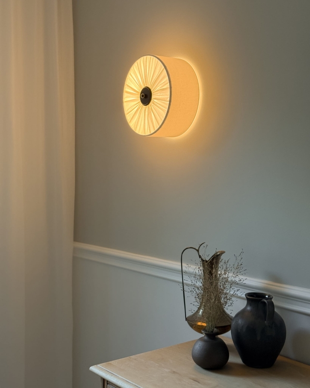 Elegancki kinkiet w kolorze złamanej bieli PLISE BLACK I - zapalone światło.