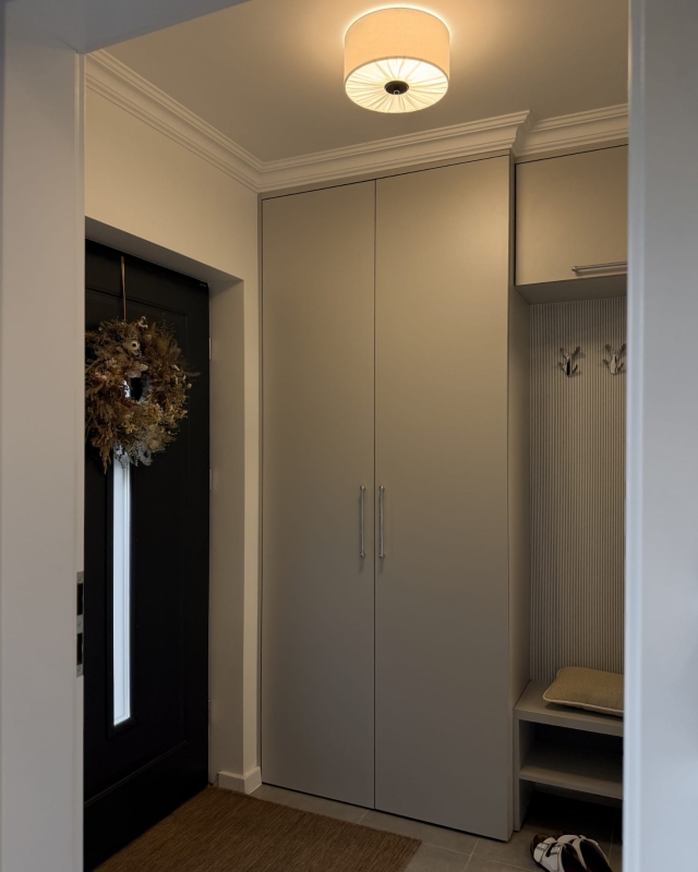 Elegancka lampa sufitowa w kolorze złamanej bieli PLISE BLACK I - zapalone światło.