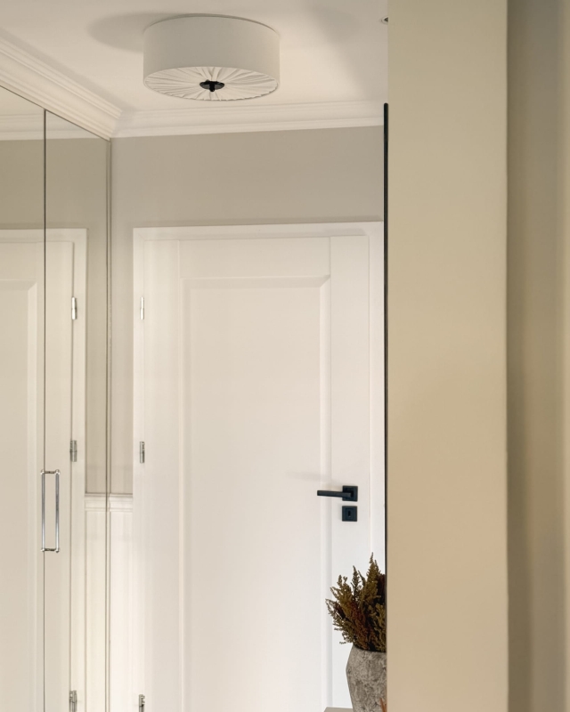 Elegancka lampa sufitowa w kolorze złamanej bieli w korytarzu PLISE BLACK II.