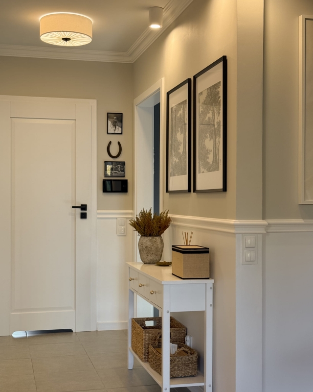 Elegancka lampa sufitowa w kolorze złamanej bieli w korytarzu PLISE BLACK II - zapalone światło.