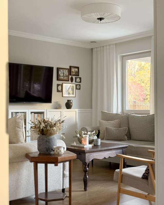 Elegancka lampa sufitowa w kolorze złamanej bieli w salonie PLISE BLACK III.