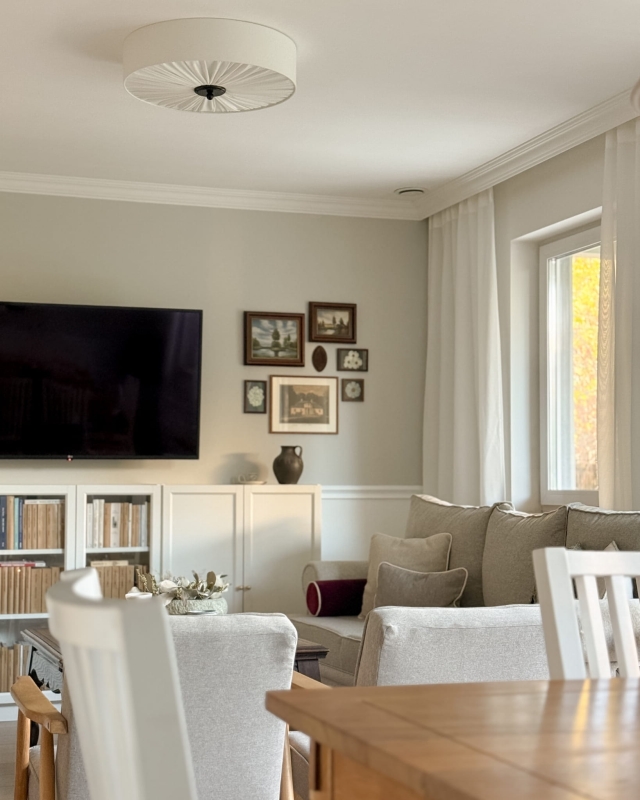 Duża lampa sufitowa w kolorze złamanej bieli w salonie PLISE BLACK III.