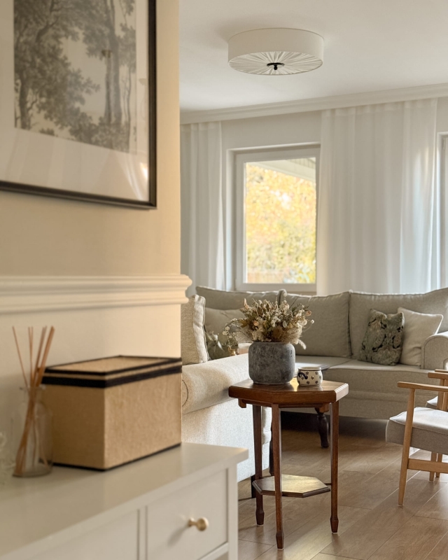 Duża lampa sufitowa w kolorze złamanej bieli w salonie PLISE BLACK III.