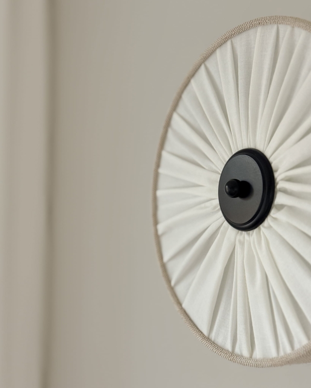 Elegancki lniany kinkiet z marszczoną blendą PLISE BLACK I - detal.