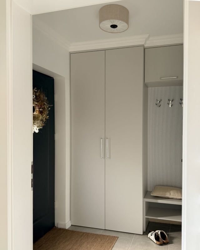 Elegancka lniana lampa sufitowa z marszczoną blendą w wiatrołapie PLISE BLACK I.