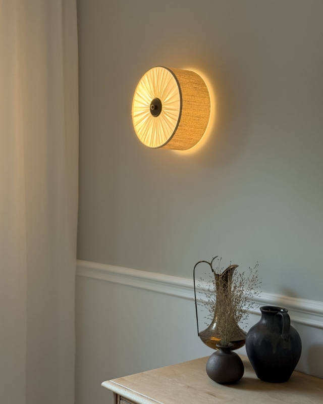 Elegancki lniany kinkiet z marszczoną blendą PLISE BLACK I - zapalone światło.