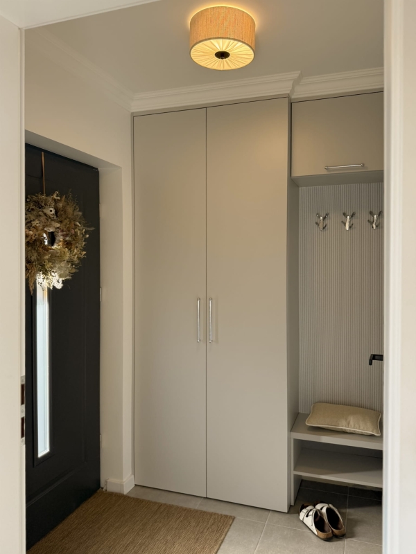 Elegancka lniana lampa sufitowa z marszczoną blendą w wiatrołapie PLISE BLACK I - zapalone światło.